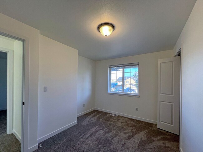 Building Photo - 16241-16243 Curry Ct SE