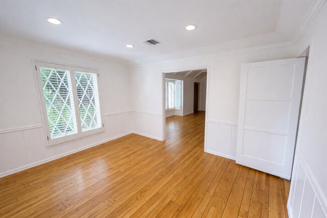 Building Photo - Charming Country English Home