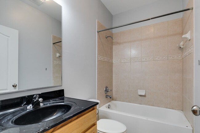 Building Photo - 3 Bedroom Townhome in Oregon Hill!