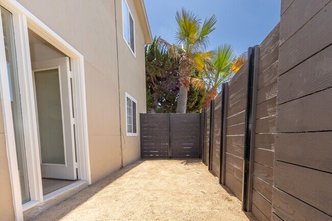 Building Photo - Stylishly Remodeled 1 Bed/1Bath in Crown P...