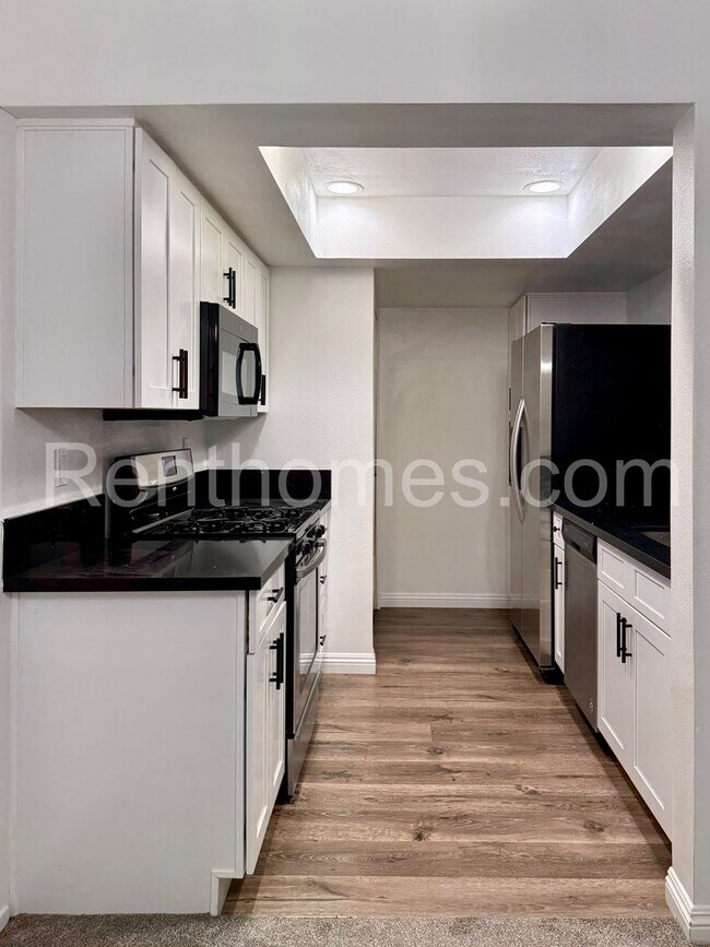 Building Photo - 9352 Twin Trails Dr