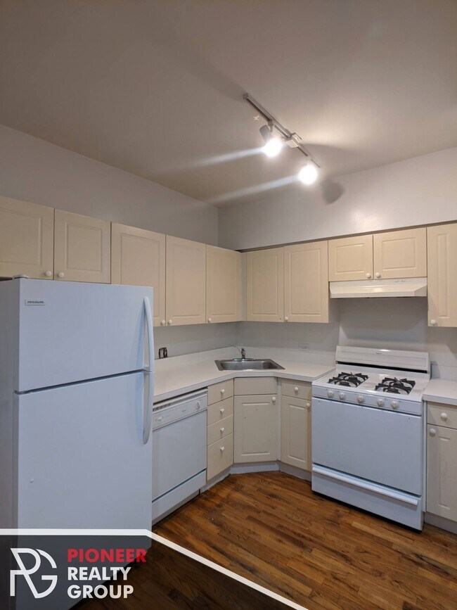 Building Photo - 917 W Dakin St