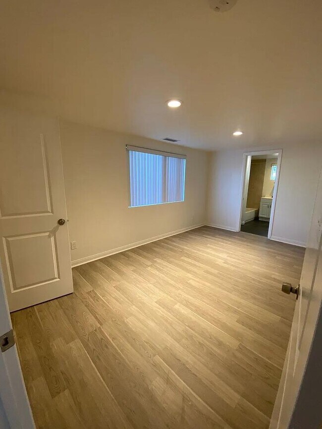 Building Photo - Central costa Mesa 5 bdrm home