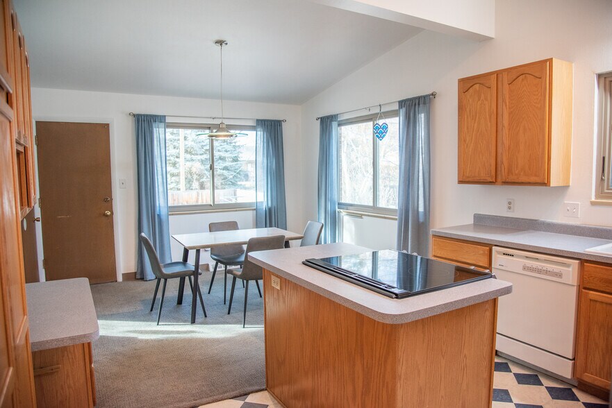 Building Photo - 9 Paramount Pky