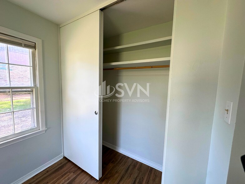 Building Photo - 110 Windsor Dr