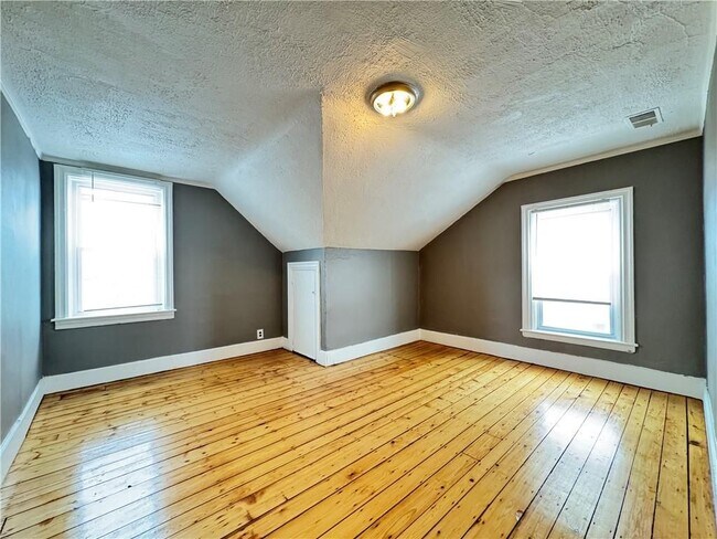 Building Photo - 910 Atwells Ave