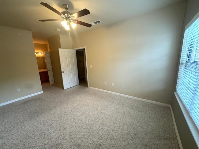 Building Photo - GREAT LOCATION NEAR MEDICAL & USAA | 3 BEDS | 3.5 BATHS