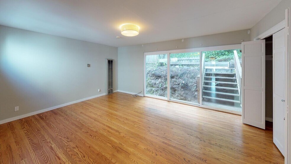 Building Photo - 988 Corbett Ave