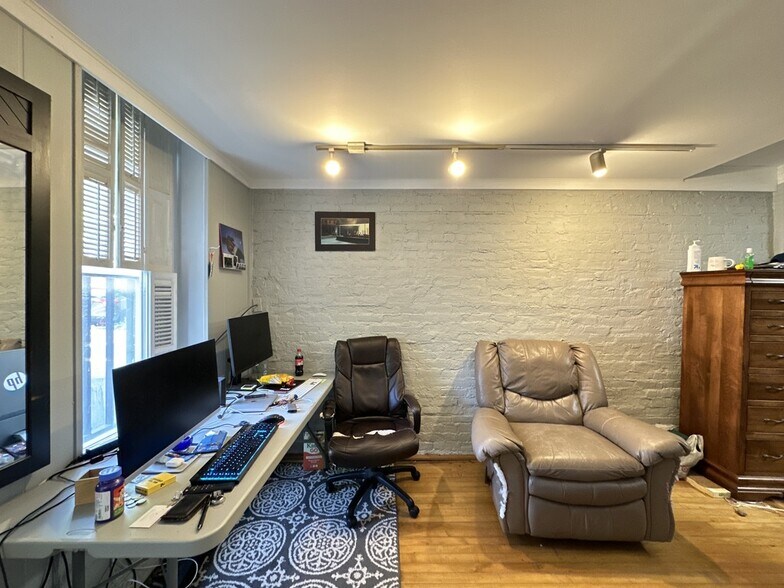 Building Photo - 2141 W Webster Ave