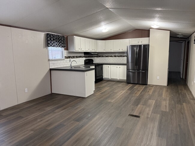 Building Photo - 200 Royalwood St