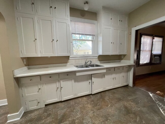 Building Photo - 3 Bedroom with garage and basement