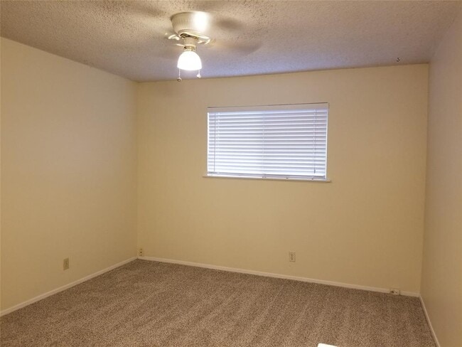 Building Photo - 2804 Thrushwood Dr