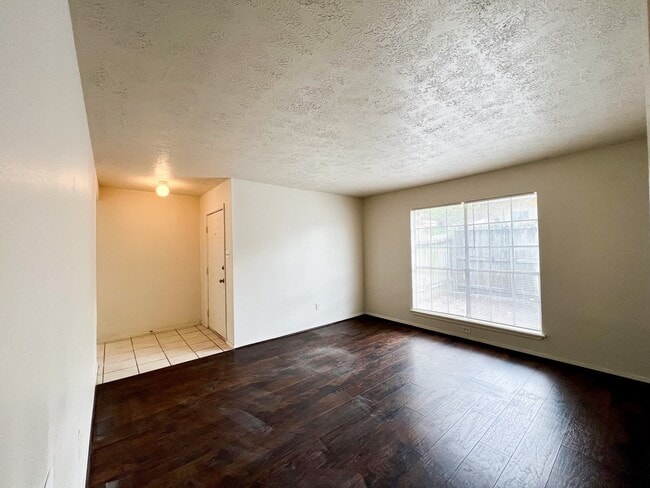 Building Photo - 709 Ruth Ct