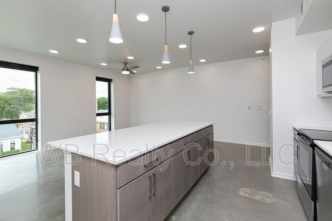 Building Photo - 315 5th St