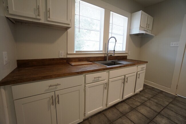 Building Photo - 1906 15th Ct N