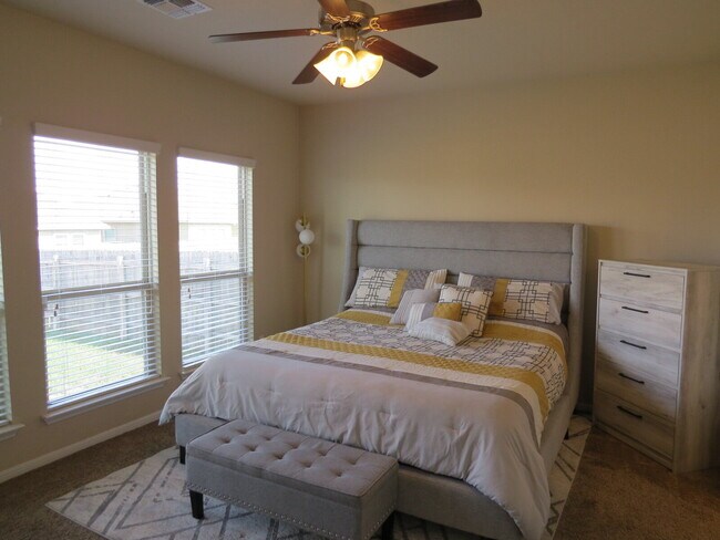 Building Photo - "Charming 4-Bed Oasis with Granite Touches...