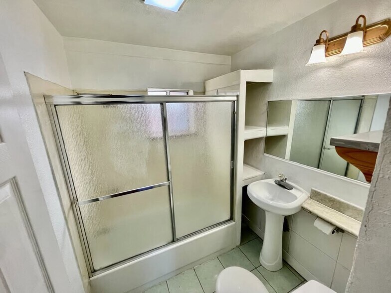 Building Photo - 475 Newton Ave