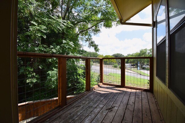 Building Photo - Hart Ln 6489