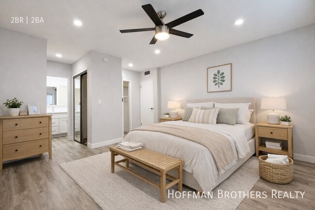 Building Photo - 231 N La Peer Dr