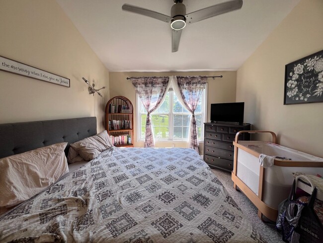 Building Photo - Spacious 3 bedroom Condo In Comstock Park