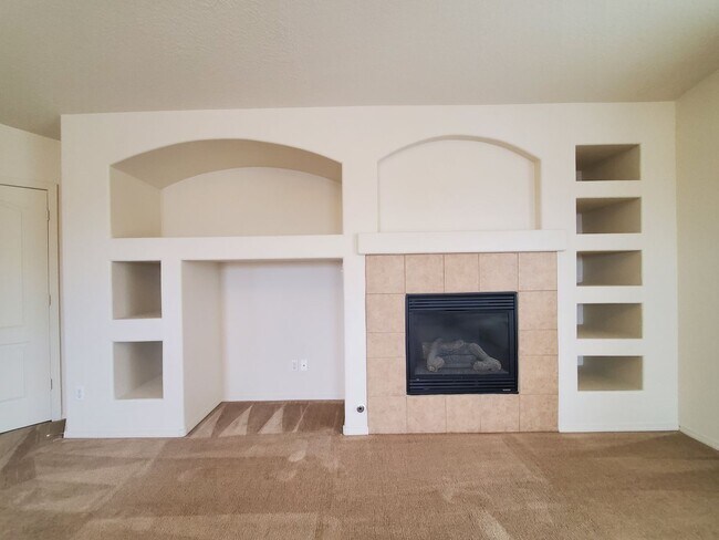 Building Photo - Stunning 2 story 2575 sq ft home- New Carpet