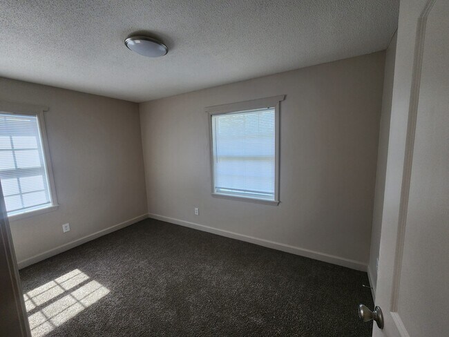 Building Photo - 535 Azalea St