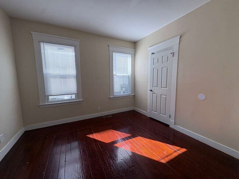 Building Photo - 726 Elm St