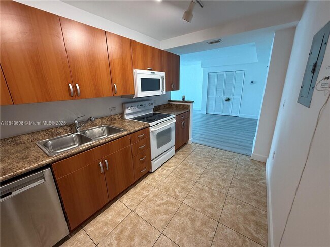 Building Photo - 7501 E Treasure Dr