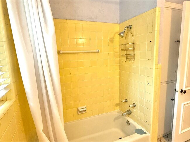 Building Photo - 1004 Brookside Dr