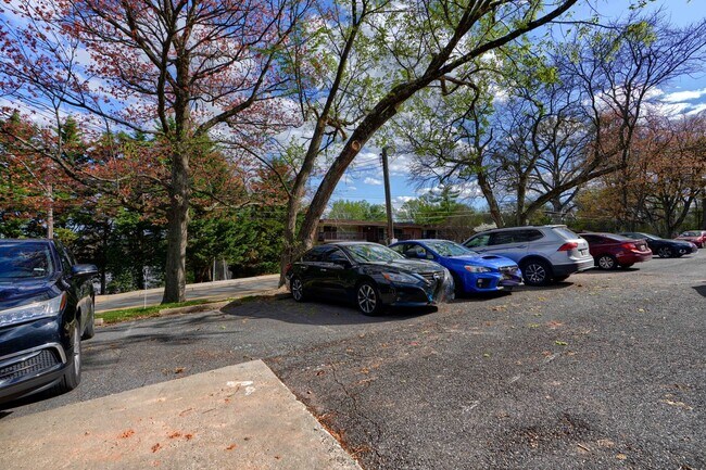 Building Photo - 1 Bed 1 Bath Home for Rent in Rockville, MD- INCLUDES GAS/HEAT AND WATER