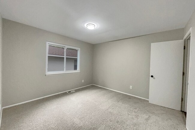 Building Photo - 11299 Messmore Rd