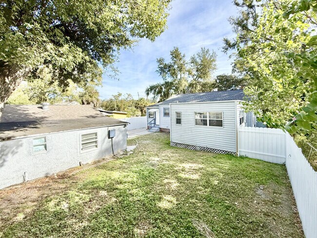 Building Photo - 3308 N Avon Ave