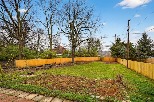 Building Photo - 3637 Sunset Dr