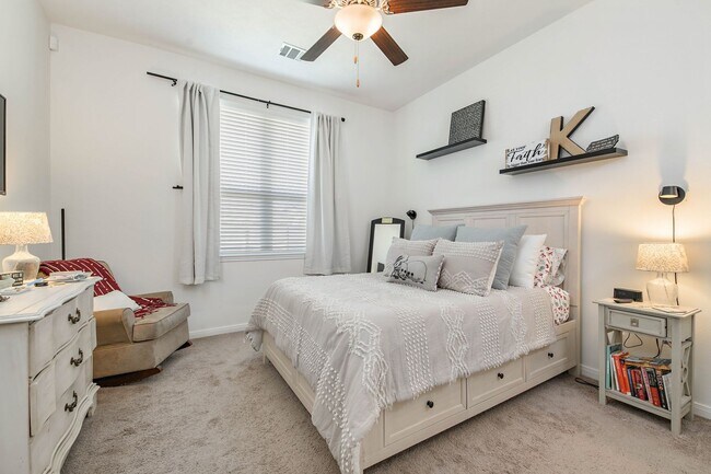 Building Photo - FEB 2026! Beautiful 3/2 Home w/ Huge Backyard in Edgewater!