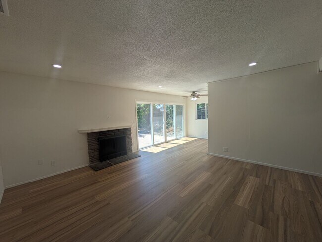 Building Photo - $$$$$$500 MOVE IN BONUS!!!!Freshly Remodel...
