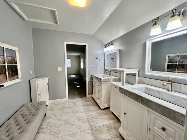 Building Photo - 2016 Canal Dr