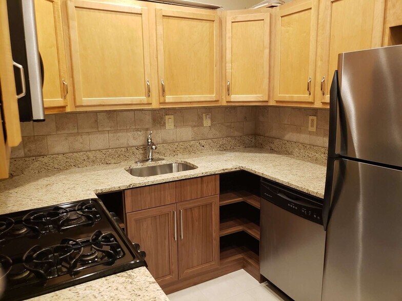 Building Photo - 528 Delancey St