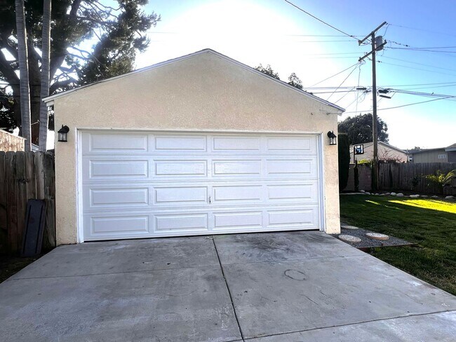 Building Photo - Single Family. 3-bed Home - Desireable Neighborhood!