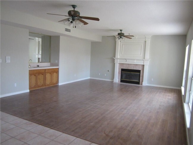 Building Photo - 2030 Paseo Del Prado Dr