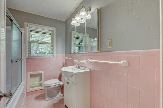 Building Photo - 1101 Bedford Dr