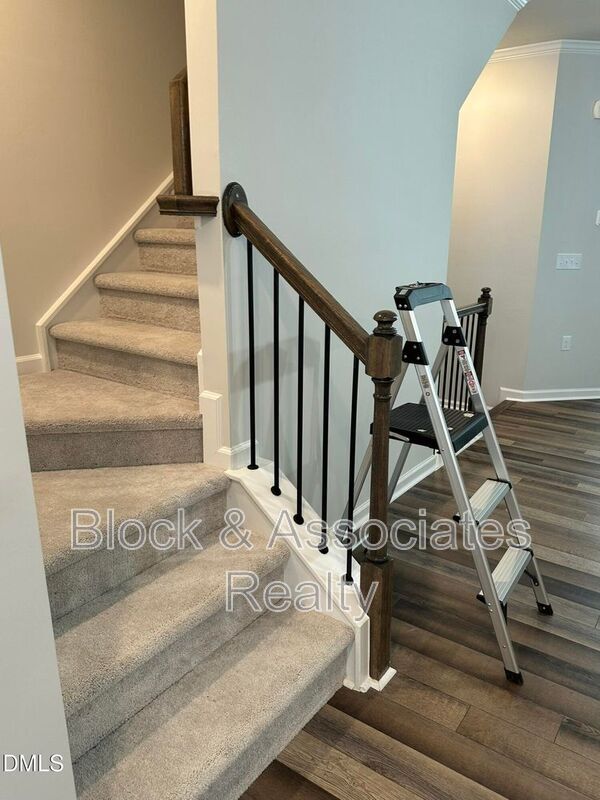 Building Photo - 608 Gimari Dr
