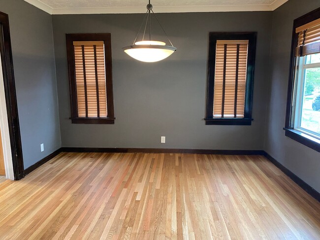 Building Photo - Arbor Lodge Bungalow!