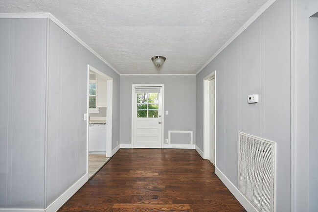 Building Photo - Coming Soon: 3+BR, 2BA duplex