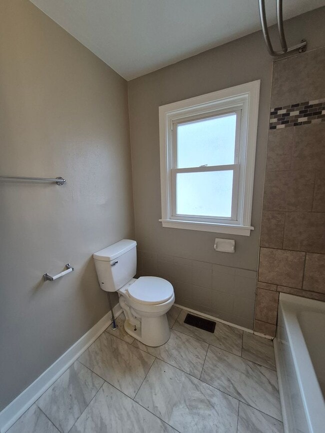 Building Photo - Charming 3-bedroom home!