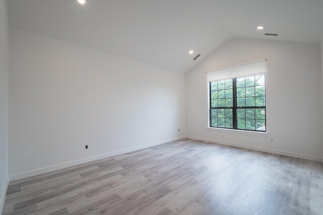 Building Photo - Gated Luxury Townhomes with yard + Roof Patio