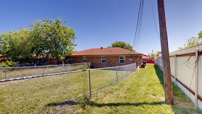 Building Photo - $895 + 2 WEEKS FREE!!!