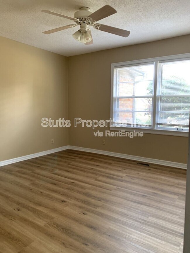 Building Photo - 2224 Bower Dr