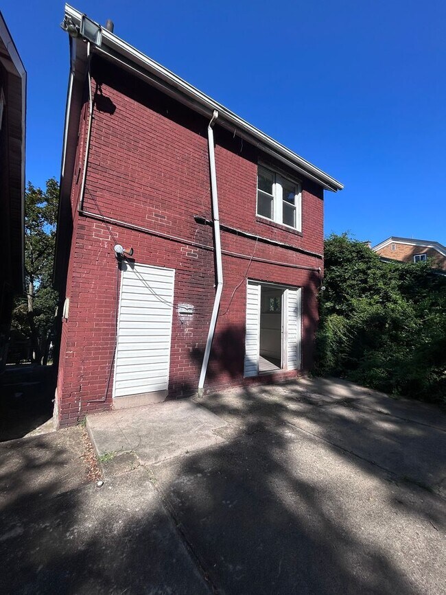 Building Photo - 3 Bedroom 1 Bathroom Home (Perry South)