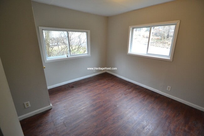 Building Photo - 3 bed 1 bath Beautiful Private Setting