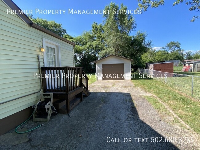 Building Photo - 3 bedroom home off of Outer Loop